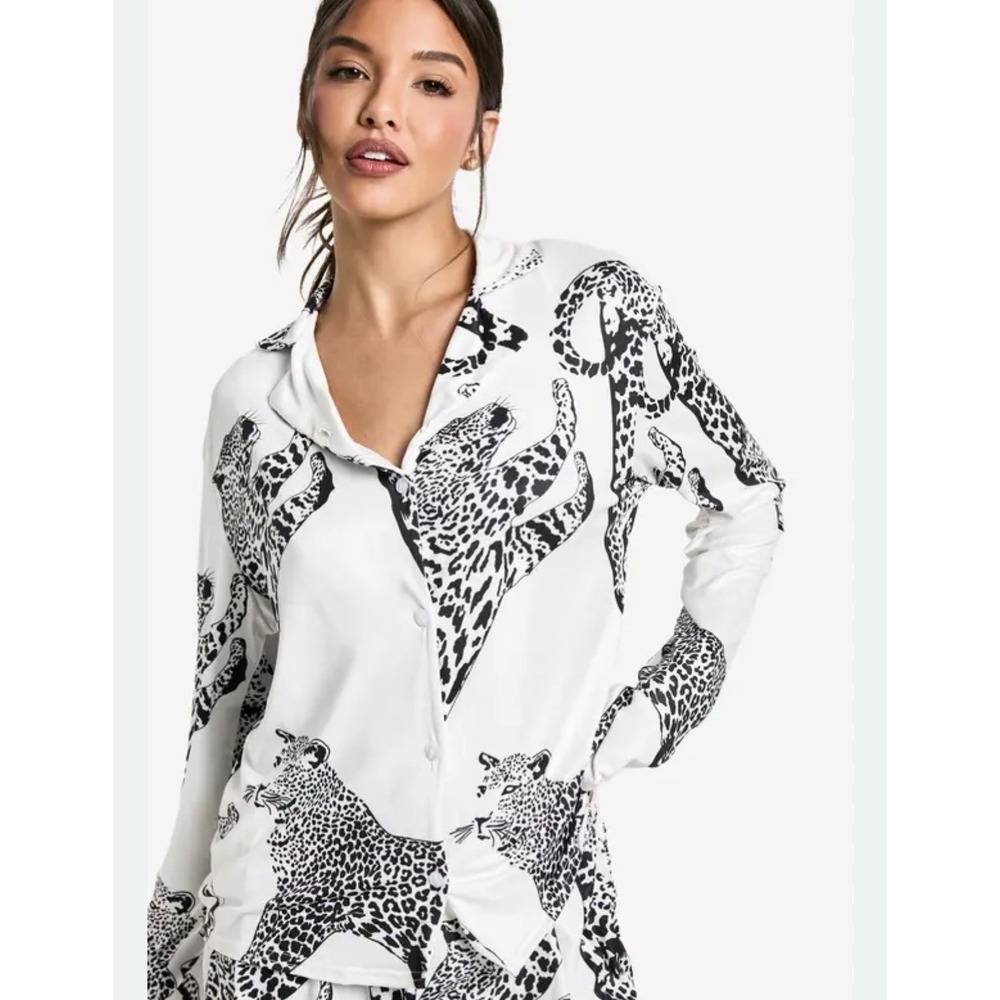 Jane and Delancey Women Novelty Shirt Size Large Blouse Cheetah Tiger Big Cats